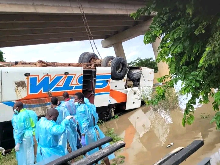 BUS-1 Sécurité routière : Au moins 38 personnes ont perdu la vie dans l’accident de bus survenu au niveau du fleuve Ouémé, au Bénin