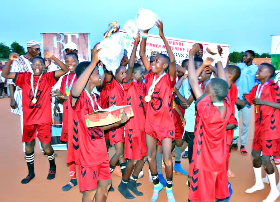 ONZE-PRO 8ième Edition du Tournoi des Grandes Vacances TGV CHILDRENS OF TENERE : ONZE-PRO remporte la coupe face à GUERRIER FC